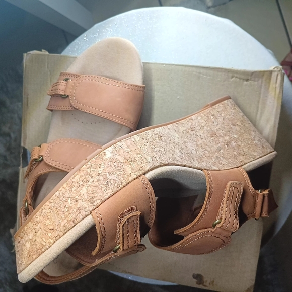 Clarks Women's Tan Sandals - Picture 4 of 7